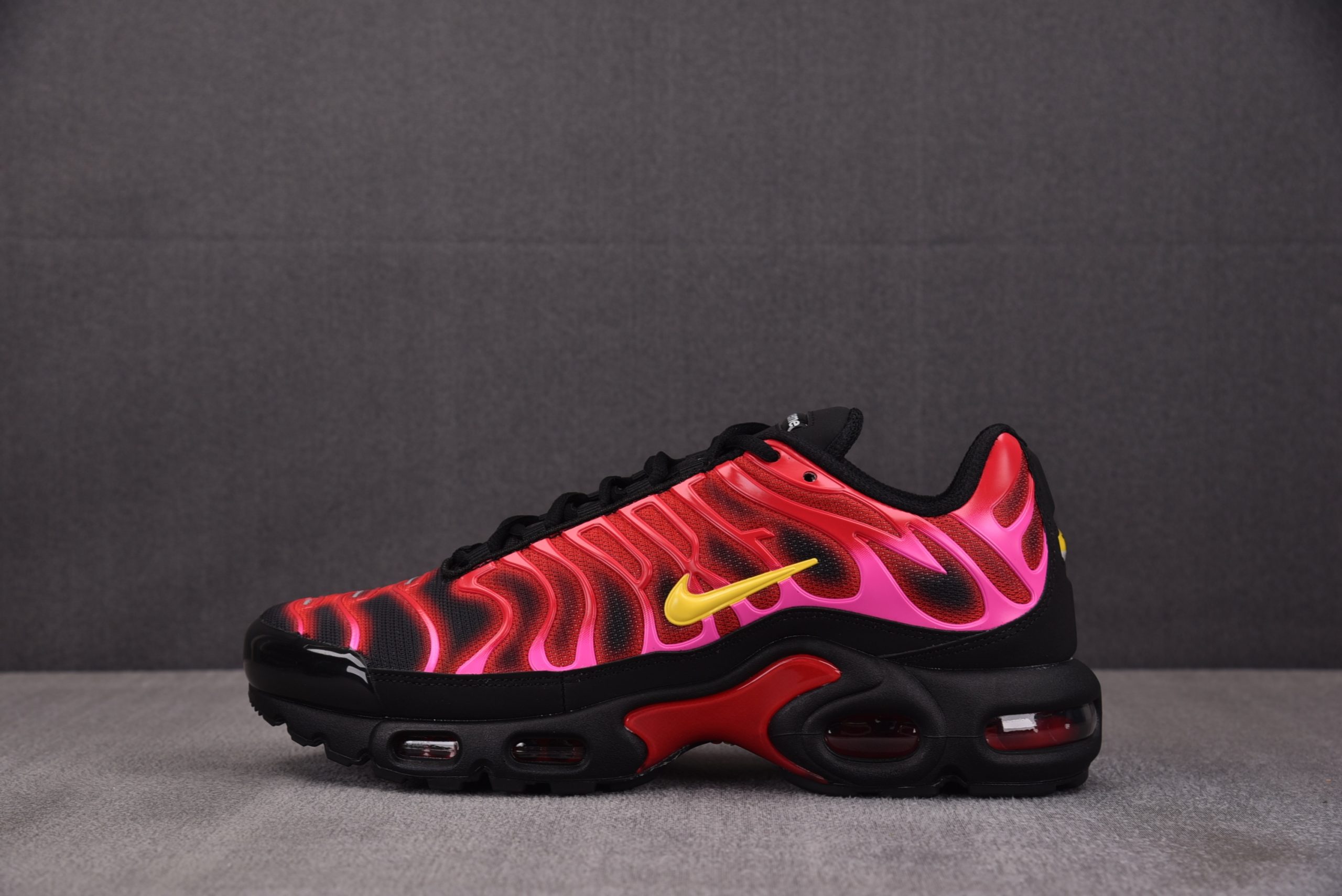 Nike Supreme x Air Max Plus ‘University Red’