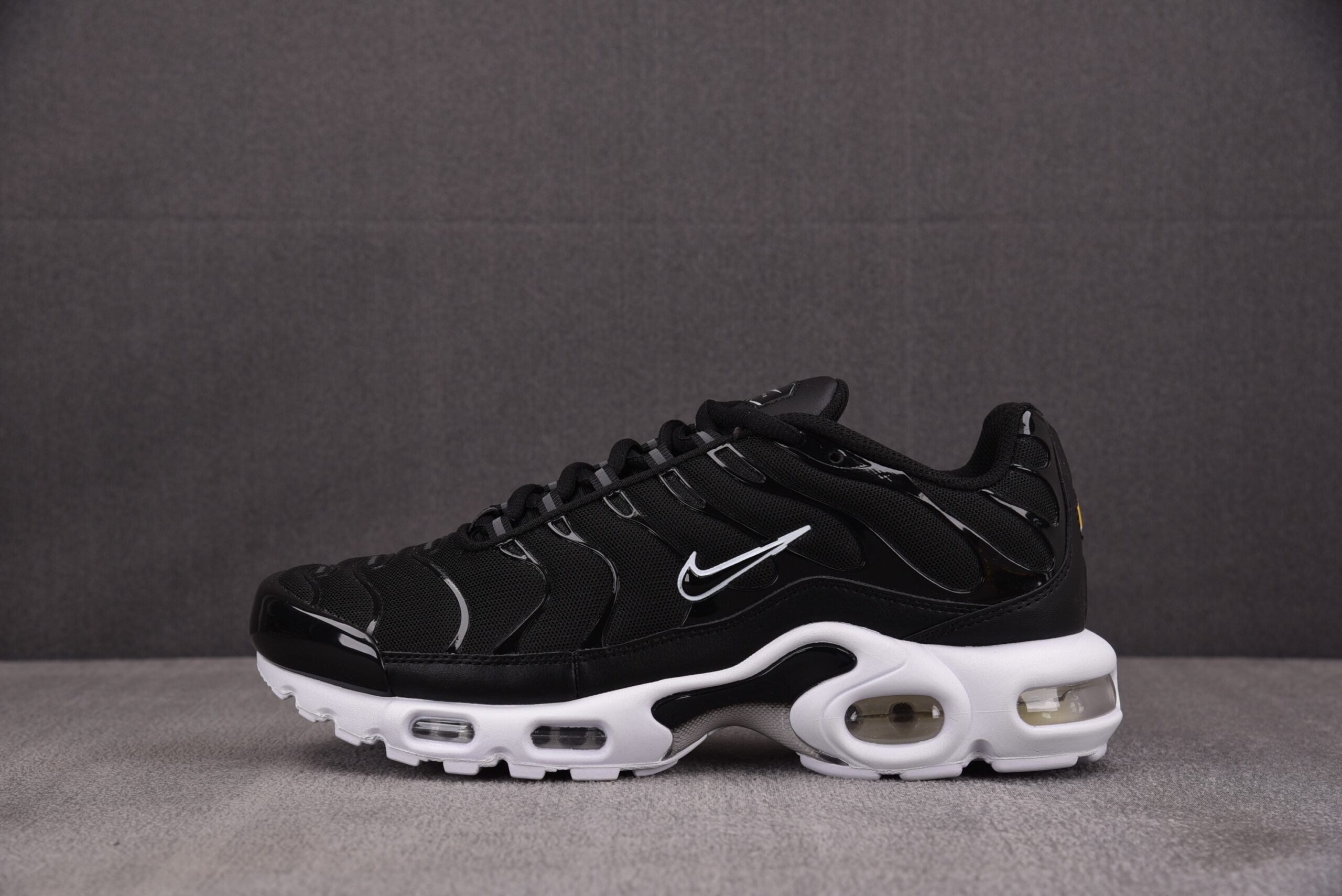 Nike Air Max Plus ‘BLACK WHITE’