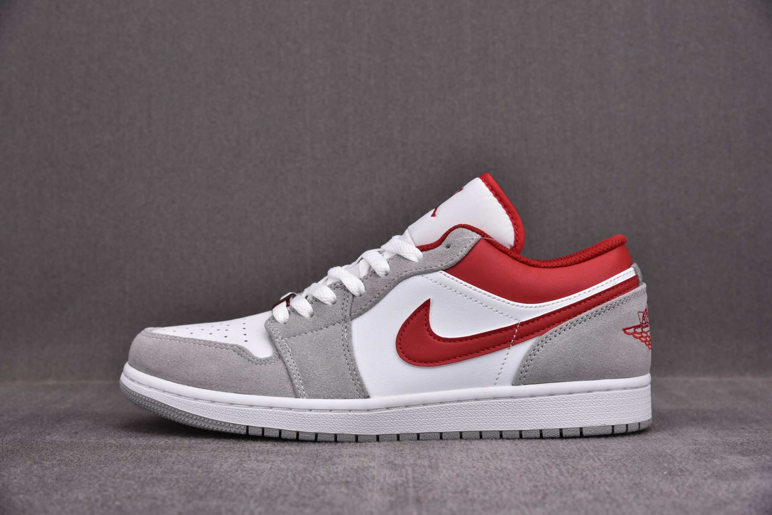 Jordan 1 Low SE ‘LIGHT SMOKE GYM RED’