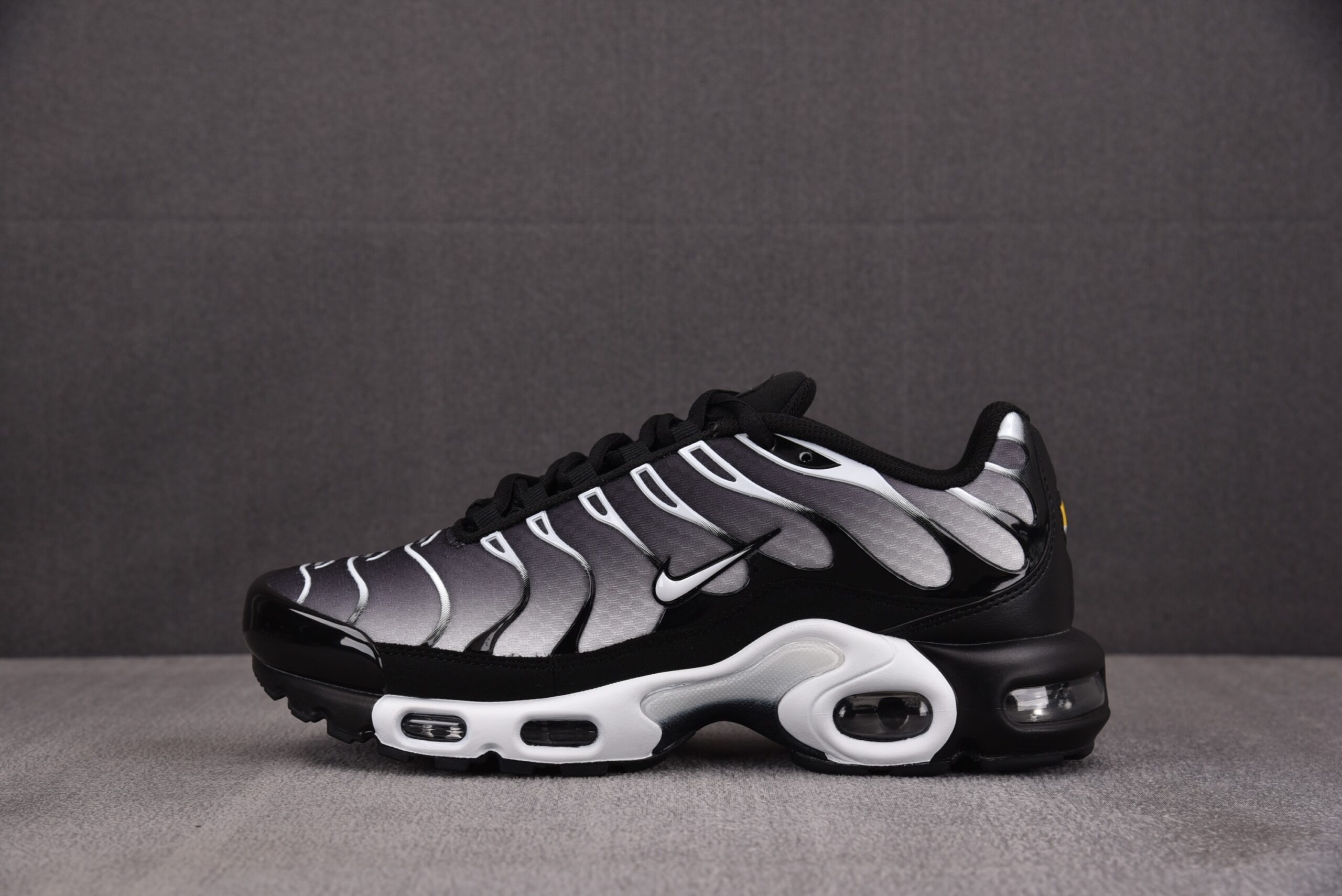 Nike Air Max Plus ‘BLACK METALLIC SILVER’